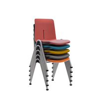 L'école de vente directe entraîne les étudiants du tableau d'écriture à plier des chaises de réunion et à empiler des chaises de bureau