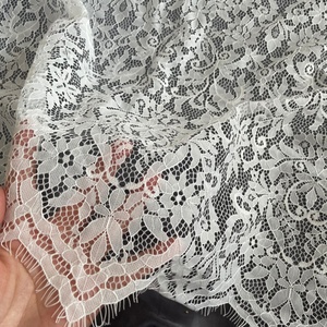 Tessuto <span class=keywords><strong>in</strong></span> <span class=keywords><strong>Pizzo</strong></span> Chantilly Francese all'Ingrosso Economico <span class=keywords><strong>con</strong></span> <span class=keywords><strong>Bordo</strong></span> Ondulato Stile Elegante Alta Qualità 100% Poliestere per Borse - Product Image 3