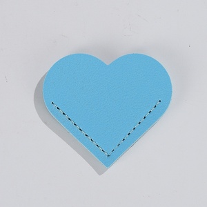 Marcapáginas de Cuero con Forma de Corazón, Hecho a Mano, con Cintas de Gancho y Bucle, Magnético de Doble Cara, Regalo Personalizado <span class=keywords><strong>para</strong></span> Lectores, Impresión Tipográfica - Product Image 5