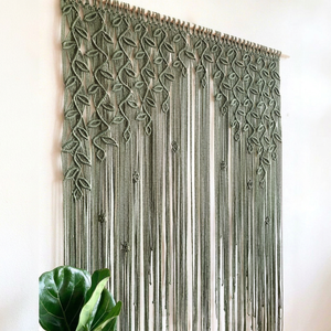 Rideau en macramé vert Basantpriya, feuilles tissées en coton, décoration murale bohème, pour chambre d'enfant, chambre à coucher, décoration intérieure, Rajasthan - Product Image 1