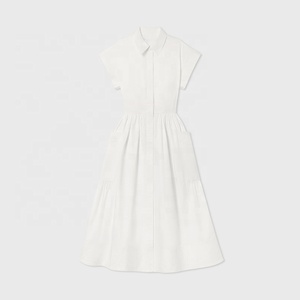 Robe en satin de coton à manches courtes avec poches complètes sur le devant et couture trapèze au col - Product Image 4