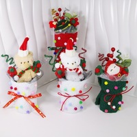 Cadeau de Noël transfrontalier : Bouquet de Noël créatif avec ours en peluche chinois de 22 cm, bonhomme de neige et décoration en fil de coton