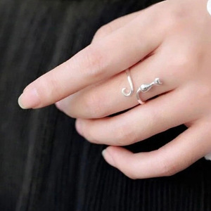 Anello Aperto a Forma di Gatto per Donne, Design con Orecchie e Coda di Gatto, Gioiello Minimalista a Tema Animale, Regalo Quotidiano - Product Image 3
