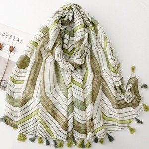 Écharpes longues et grandes pour femmes, imprimées de motifs géométriques rayés multicolores, en coton doux, avec pompons, pour l'été - Product Image 3