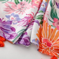 Nouveau design, écharpe imprimée florale rose tropicale de haute qualité avec pompons faits à la main, châle d'extérieur en coton à franges pour la plage estivale