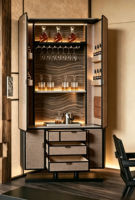 Meuble de cuisine moderne en bois avec panneau design, présentoir à bouteilles en verre et porte-verres à vin suspendus pour usage commercial