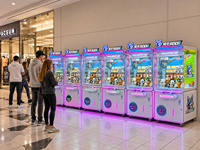Machine à griffes commerciale intelligente avec lecteur de cartes pour les centres d'amusement pour enfants et les centres commerciaux à fort trafic