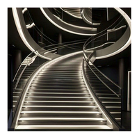Escalier incurvé en bois d'intérieur de conception moderne avec la balustrade en verre pour l'usage d'appartement