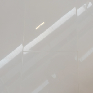 Revêtement de sol en vinyle blanc <span class=keywords><strong>brillant</strong></span> Ac4 8mm Revêtement de sol <span class=keywords><strong>stratifié</strong></span> très <span class=keywords><strong>brillant</strong></span> Revêtement de sol <span class=keywords><strong>stratifié</strong></span> à paillettes haute brillance Fournisseur - Product Image 4