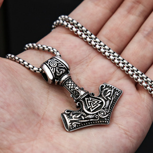 Yunnique – collier avec pendentif marteau de Thor Viking en acier inoxydable, avec accents dorés, design géométrique, cadeau pour hommes - Product Image 3