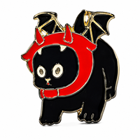 Épinglette en métal émaillé personnalisée, mignonne, avec cornes rouges de démon et ailes de chauve-souris, thème Halloween, pour amoureux des animaux et collectionneurs, cadeau souvenir, vente en gros du fabricant