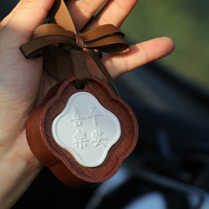 Diffuseur de parfum pour voiture, maison et armoire, en bois gravé avec le logo Peace And Joy, parfum longue durée. - Product Image 3