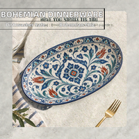 Plat de service ovale en céramique peint à la main, style Iznik turc, orné de motifs floraux tulipes scarlets et bordure marine, idéal pour la cuisine du Moyen-Orient