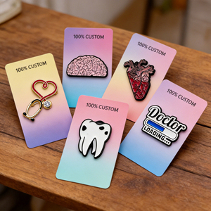 Op maat gemaakte metalen emaille pin met hersenen- en hartmotief, medisch doktersgeschenk, prijs, op maat gemaakt cadeau, zachte emaille revers pin - Product Image 1