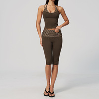 Ensemble deux pièces de fitness pour femme : débardeur athlétique à bretelles spaghetti, col halter, effet superposé et leggings capri à pois avec taille repliable