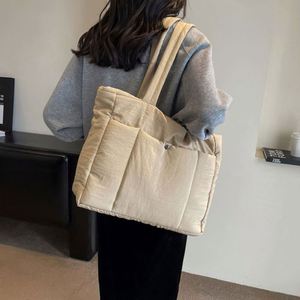 Sac fourre-tout matelassé léger et tendance de grande capacité pour femmes, idéal pour le transport – Vente en gros personnalisée - Product Image 4