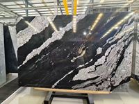 Grande dalle de quartzite noir cosmique poli, fond noir avec veines rose-grises, pour mur d'accentuation de villa, plan de travail et table à manger