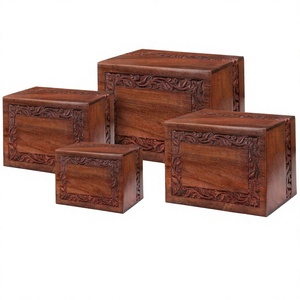 Cercueil en bois de rose sculpté à la main, finition bois naturel, motifs personnalisables, pour adultes, usage funéraire |   Ensemble de 4 boîtes à urnes imbriquées - Product Image 1