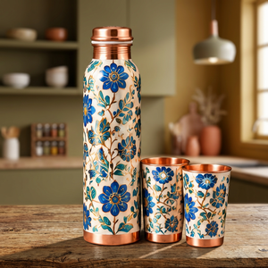 Ensemble de bouteilles d'eau en cuivre artisanal avec 2 tasses, motif floral bleu, feuilles dorées, bouchon en cuivre, vaisselle - Product Image 1
