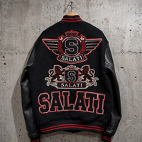 Veste de baseball personnalisée noire et rouge avec badge brodé, lettres graphiques, patchwork, manches contrastées, poignets côtelés, streetwear pour hommes