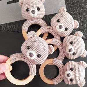 Amigurumi Super Cute Bear Sonajeros Seguro y cómodo Mango <span class=keywords><strong>de</strong></span> madera <span class=keywords><strong>de</strong></span> haya para bebés Regalos <span class=keywords><strong>de</strong></span> ganchillo para bebés - Product Image 1