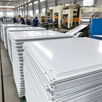 Plaques de plafond perforées en aluminium 600x600mm blanches pour salle blanche médicale, plafond suspendu métallique à clipser pour hôpital, pharmacie, centre commercial