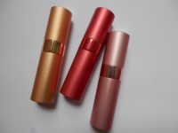 Atomiseur de voyage de bouteille de parfum en aluminium de luxe de 8ml recharge facile avec pulvérisateur à pompe emballage de boîte de surface d'estampage à chaud