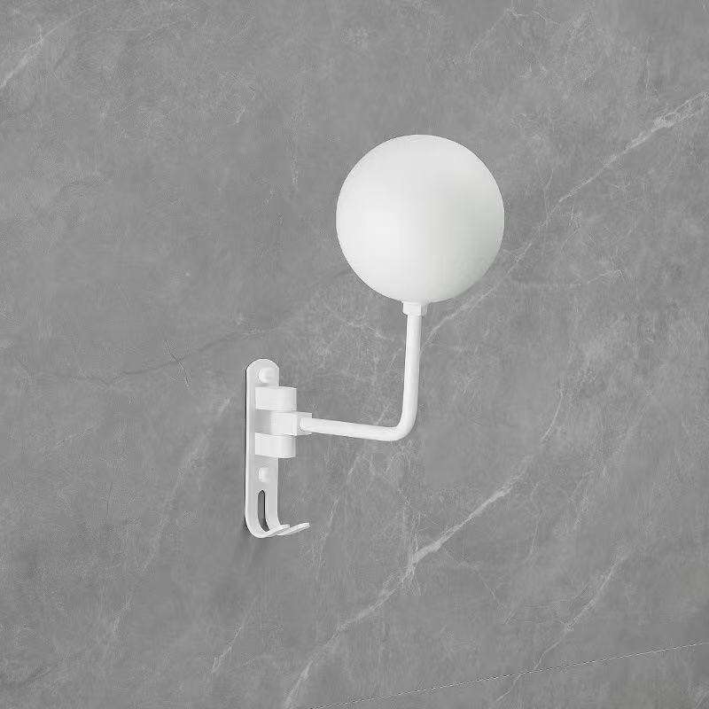 Modelo para colgar en la pared blanca.