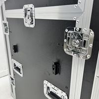 Flight case OEM 12U antichoc sur roulettes pour Midas M32R et amplificateurs, avec 2 tables DJ et 4 loquets de sécurité