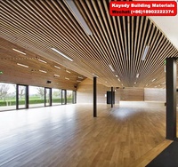 Techos suspendidos de metal perforado, listones lineales de aluminio en forma de U, techo de baffles, diseño de techo falso con acabado de madera para restaurantes