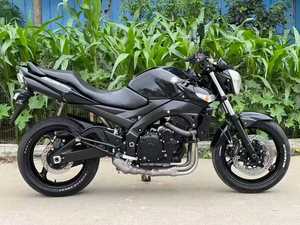Motocicleta de Calle <span class=keywords><strong>Suzuki</strong></span> BK400 de 400-600cc, Bicilíndrica DOHC, Refrigerada por Líquido, Usada, Directo de Fábrica, Comparable con Nueva - Product Image 2