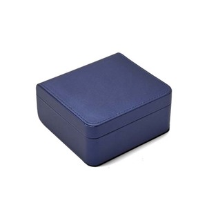 Caja de joyería de cuero y plástico personalizada para guardar y presentar colgantes, anillos y pendientes. - Product Image 3