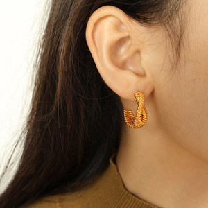 Aros de Oro con Diseño Trenzado para Uso Diario Femenino - Product Image 4