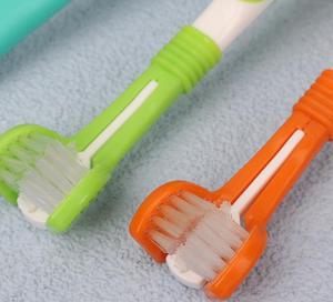 Cepillos de <span class=keywords><strong>dientes</strong></span> de perro mascota de nailon suave de 3 lados <span class=keywords><strong>Limpiador</strong></span> de <span class=keywords><strong>dientes</strong></span> de perro lavable de 3 cabezas para el cuidado de los <span class=keywords><strong>dientes</strong></span> de <span class=keywords><strong>gato</strong></span> - Product Image 3
