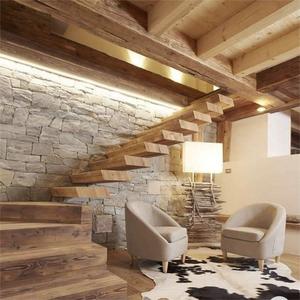 <span class=keywords><strong>Escaliers</strong></span> flottants en bois modernes de qualité supérieure avec conception de contremarche ouverte Bandes de roulement en bois dur durables Cadre en acier robuste - Product Image 3