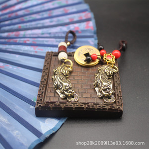 Llavero de latón Pixiu con colgante de moneda hecho a mano de forma irregular para decoración del hogar o regalo - Product Image 5