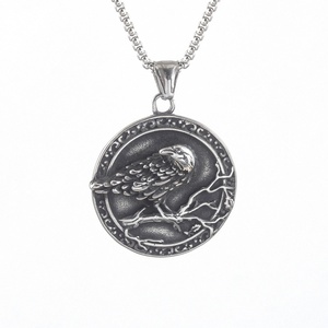 Collar de Acero Inoxidable para Hombre con Amuleto Nórdico Vikingo de Nudo de Cuervo de Odín, Colgante con Patrón Animal y Diamantes con Baño de Oro de 18K - Product Image 2