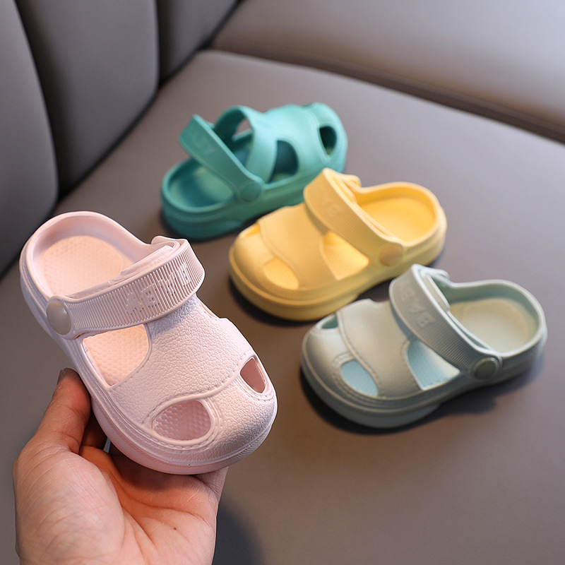 Zapatos con agujeros para bebés, sandalias antideslizantes suaves para niños y niñas