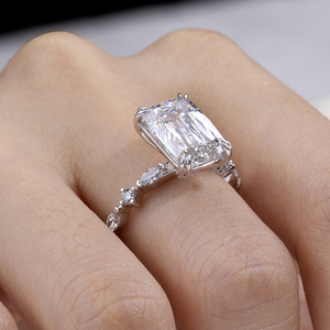 Bague de fiançailles Messi Jewelry MSR-2112 en diamant de laboratoire taille émeraude 18 carats - Product Image 5