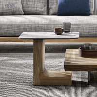 Table d'appoint moderne de luxe en forme de C avec plateau en pierre frittée et base en bois naturel, table basse pour salon ou côté canapé