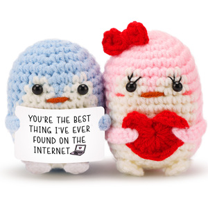 Adorno de pareja de pingüinos tejido a crochet a mano, corazón amigurumi, decoración mini tejida con hilo, regalo de San Valentín - Product Image 1