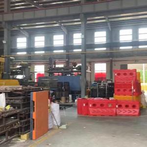 Bollard de sécurité routière en plastique moulé par soufflage et rotomoulage, à trois trous, rempli d'eau, pour projets d'ingénierie municipale - Product Image 3