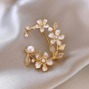 Broche de flor de cristal de lujo de alta calidad 2025, broches decorativos para traje de mujer para vestidos, aleación para regalos, bodas para niños - Product Image 3