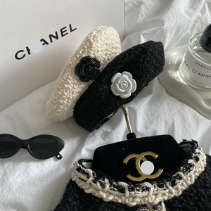 Vestido <span class=keywords><strong>de</strong></span> Lana Tejida en Blanco y Negro con Diseño Clásico para Mascotas, Sombrero <span class=keywords><strong>de</strong></span> Lujo para Perros - Product Image 1