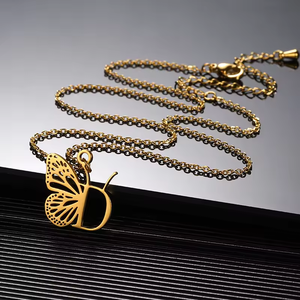Collar con Colgante de Acero Inoxidable con Letra Inicial de la A a la Z, Diseño de Ala de Mariposa Calada en Oro PVD de 18k - Product Image 5