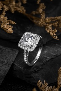 แหวนเพชรทรงคุชชั่น 3.0 กะรัต เพชรเลี้ยงในห้องปฏิบัติการ ทองคำขาวแท้ 14K แบบสั่งทำพิเศษ |   เพชรทรงคุชชั่นที่สร้างในห้องปฏิบัติการ ได้รับการรับรองจาก IGI สำหรับงานแต่งงาน - Product Image 4