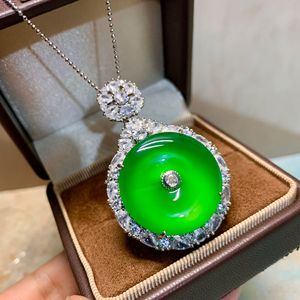 สร้อยคอชุบเงินแบบใหม่ประดับด้วยหินแคลซิโดนีสีเขียวคุณภาพสูง พร้อมตัวล็อคแบบรูปหยูอี้และประดับด้วยหยกเจไดต์ - Product Image 3