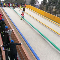Tapis de ski sec modulaire à installation rapide, alternative peu encombrante au gazon véritable, pour la pratique du ski d'été