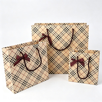 Sac cadeau en papier beige écologique à motif diagonale, ruban à pois, poignée en corde marron, corps en carton, logo personnalisé, vente en gros