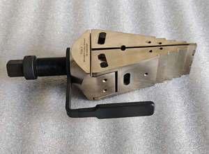 Separador mecánico de bridas tipo cuña FSM‑8, mismo rendimiento que Enerpac, con un espacio mínimo de 6 mm entre la punta y el brida para trabajos de reparación de bridas en el campo. - Product Image 6